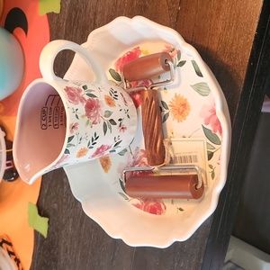 Southern living Set of 3. Pie dish, dough roller, measuring cup